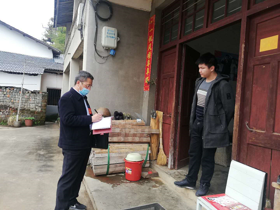 郑世明：打好组合拳 战“疫”战“贫”双推进