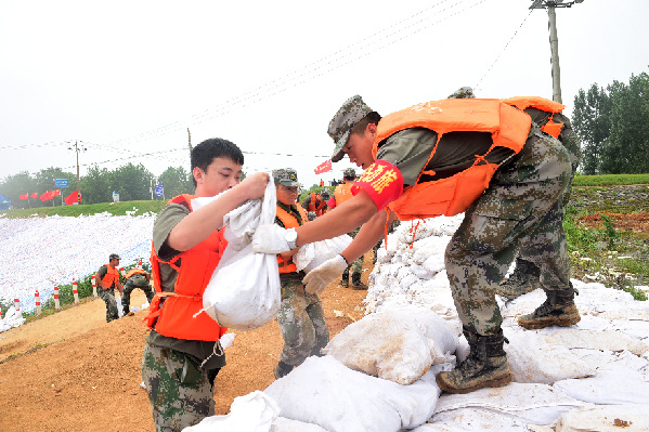 陆军第71集团军200余名退伍老兵主动归队战洪魔