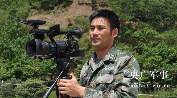 何苦：走进山城“棒棒军”，记录负重前行的力量