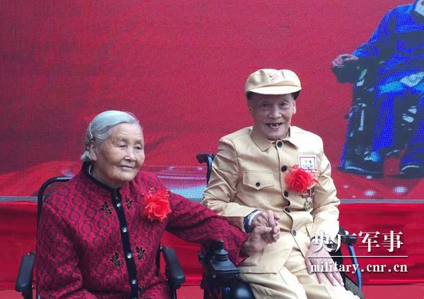 何苦：走进山城“棒棒军”，记录负重前行的力量
