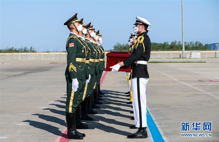 中韩双方交接第七批117位在韩中国人民志愿军烈士遗骸