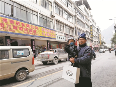 云南省退役军人关爱基金会牵线社会力量为退役军人办实事伤残老兵喜获新年礼在保卫边疆战斗中失去双腿的一级伤残军人吴长军装上更适体的假肢