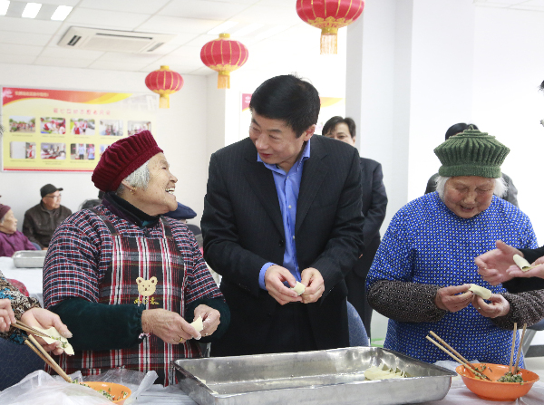吴惠芳：脱下军装，扛起担当