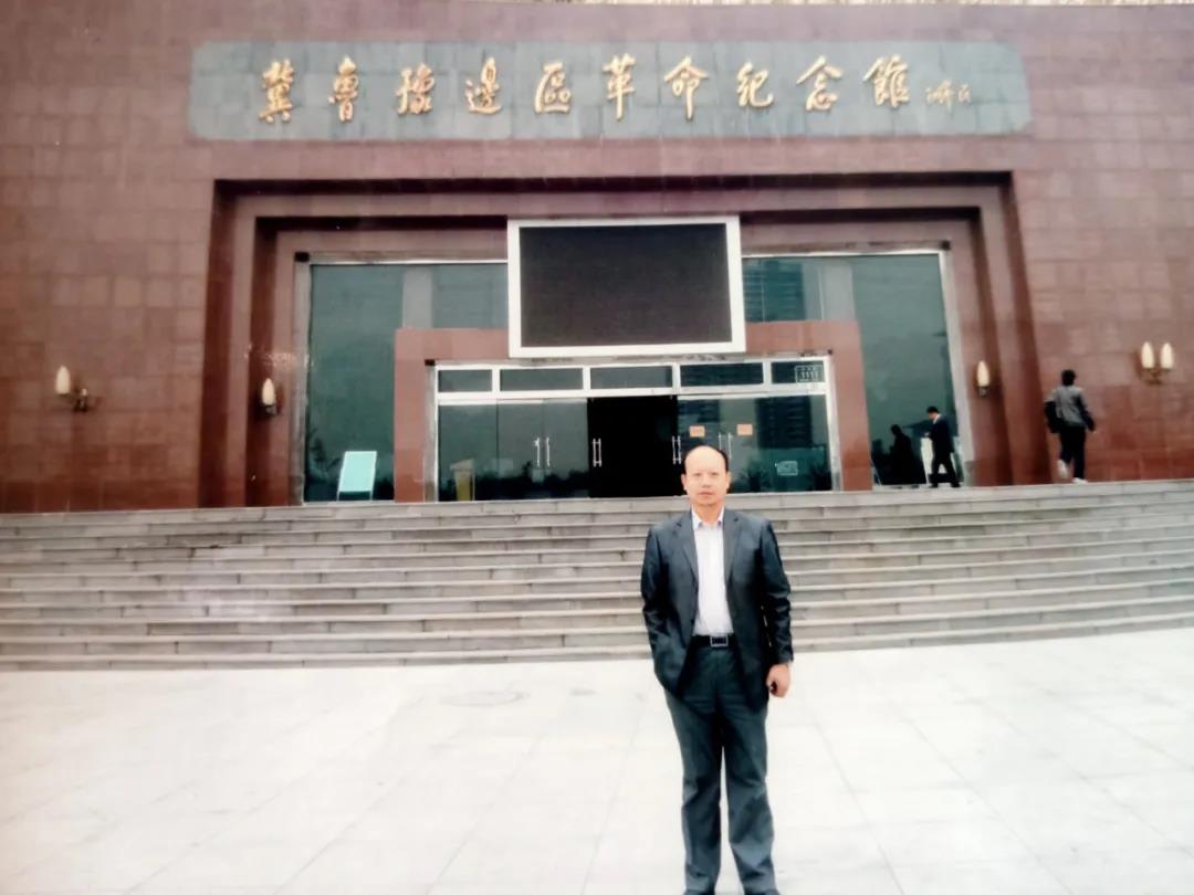 中国退役军人丨庆祝建党100周年特别节目《忠诚》第九集：《郭万里 ：笔墨深情，为党讴歌》