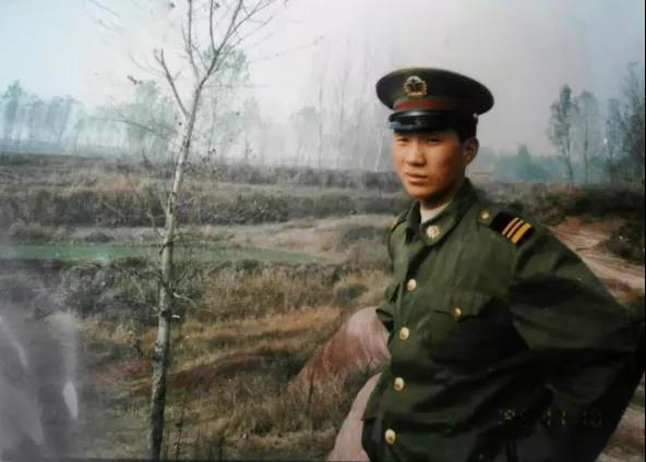 退役不褪色，暴雨中，这些退役军人真给力