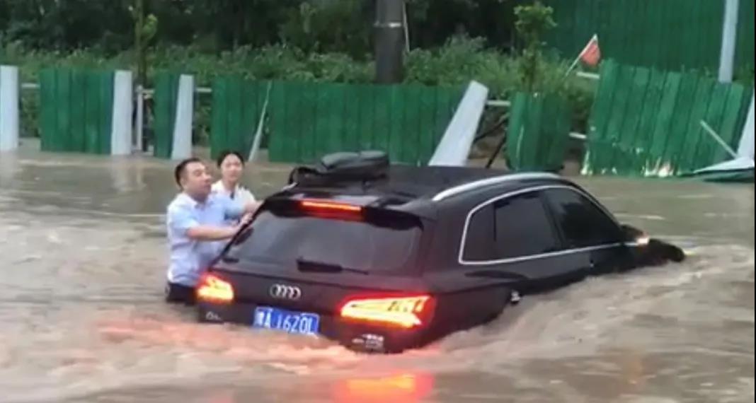 退役不褪色，暴雨中，这些退役军人真给力