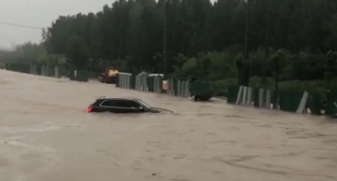 退役不褪色，暴雨中，这些退役军人真给力