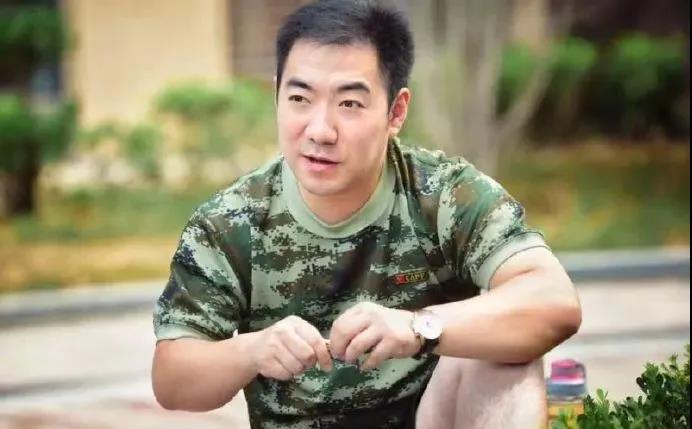 退役不褪色，暴雨中，这些退役军人真给力
