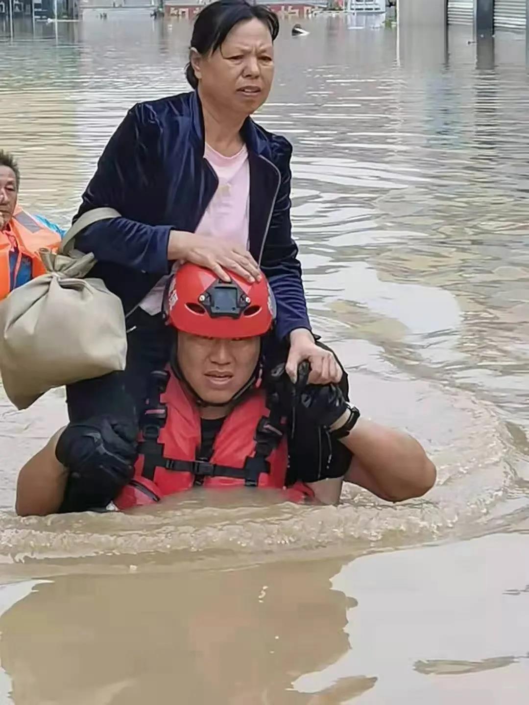 退役不褪色，暴雨中，这些退役军人真给力