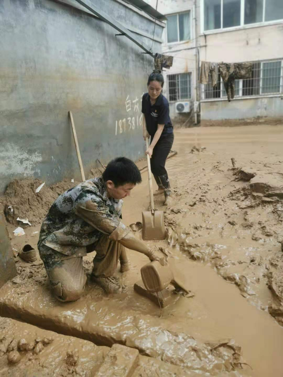 退役不褪色，暴雨中，这些退役军人真给力