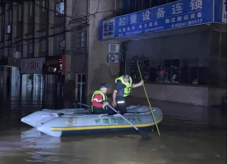 河南巩义：退役军人志愿服务队 积极参与防汛救灾工作