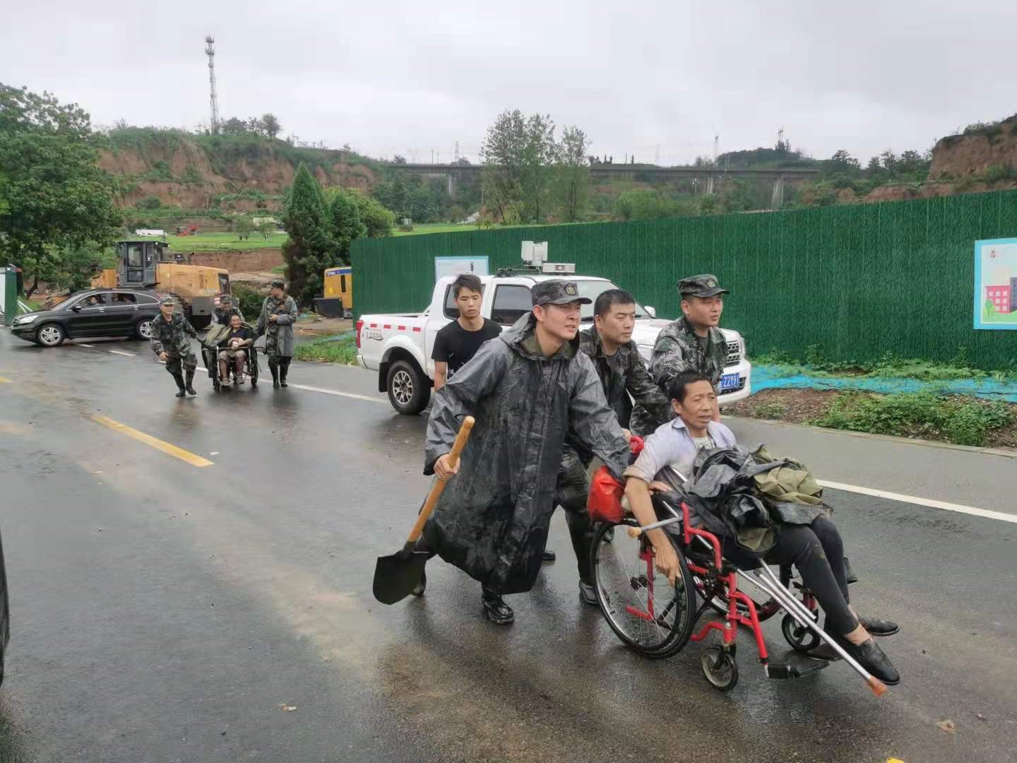 河南巩义：退役军人志愿服务队 积极参与防汛救灾工作