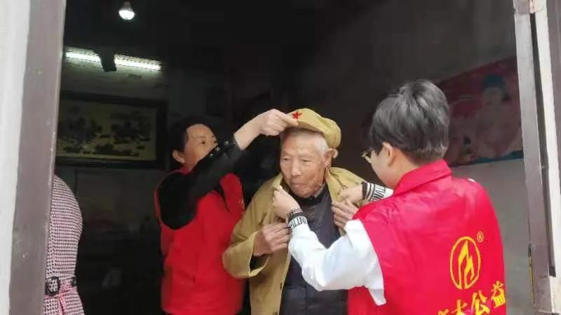 这张大“合影”，太珍贵了！