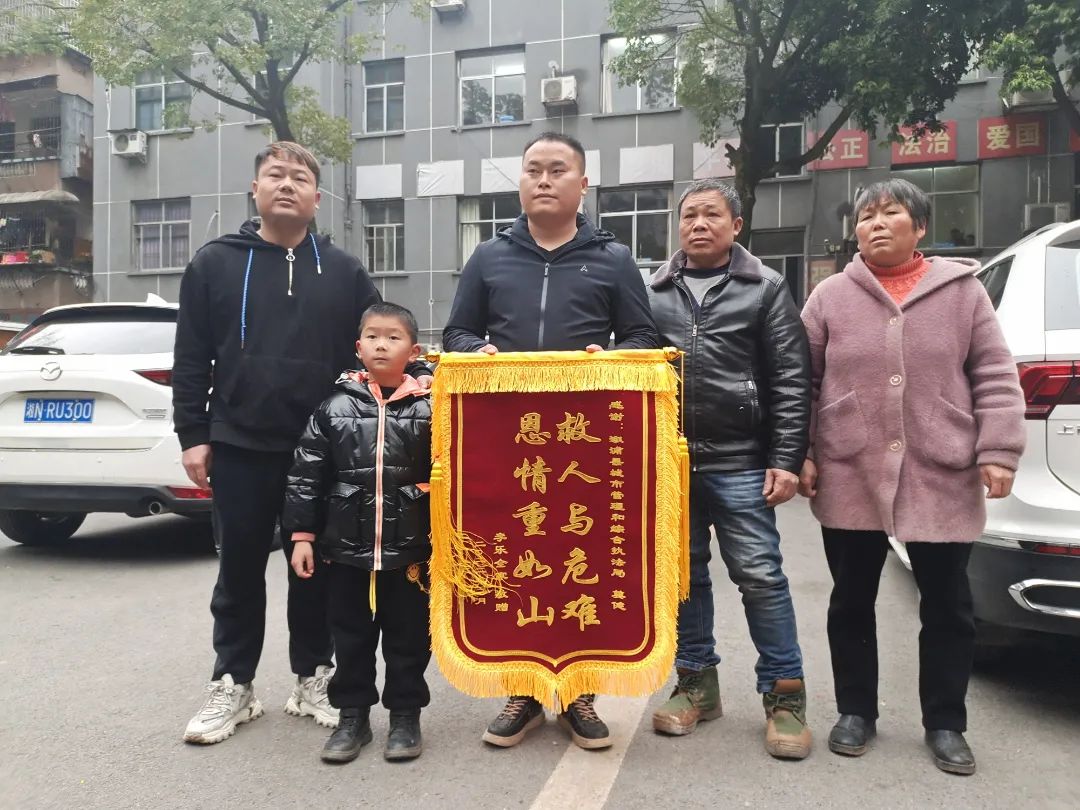点赞！退役军人跳入河中救出5岁儿童