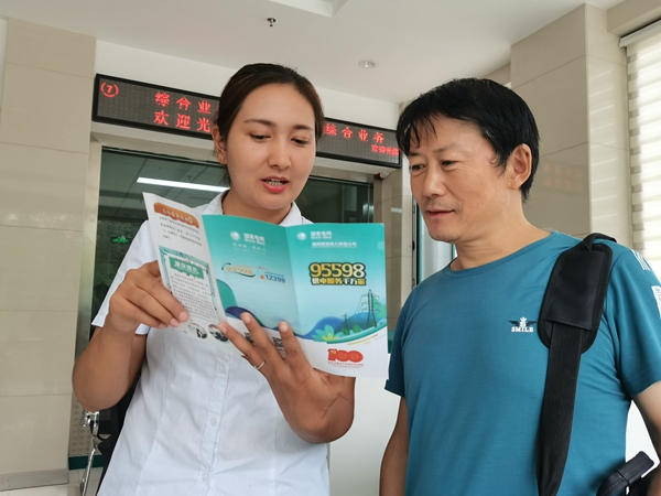 辽宁舰退役女兵努尔曼古丽，海军蓝到国网绿亦出彩