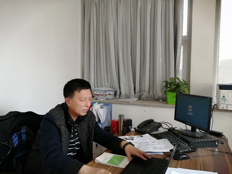 他是金融业务骨干，更是深藏不露的一等功臣