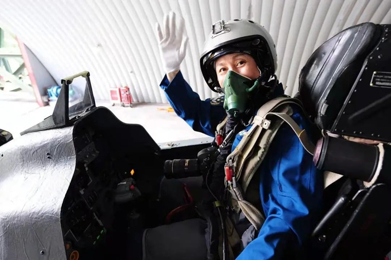 中国首位乘三代战机航拍的女军人沈玲：拼死也要拍好