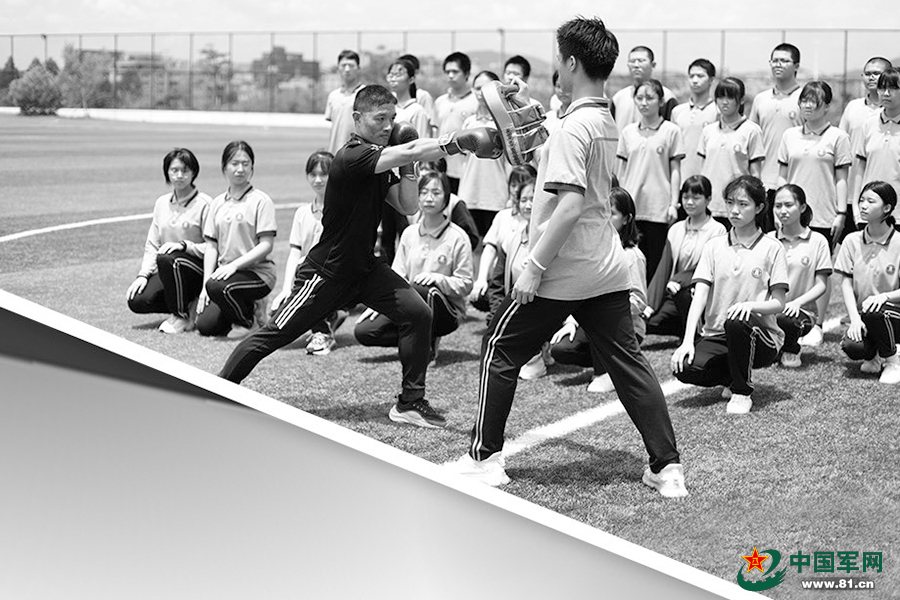 优秀退役军人进入校园任教，在三尺讲台立德树人  ——  “迷彩园丁”耕耘菁菁校园