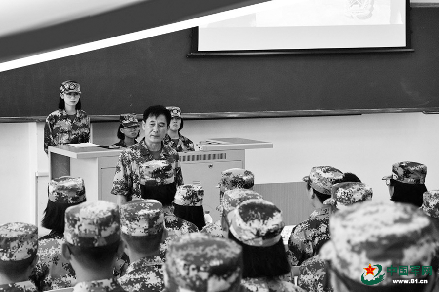 优秀退役军人进入校园任教，在三尺讲台立德树人  ——  “迷彩园丁”耕耘菁菁校园