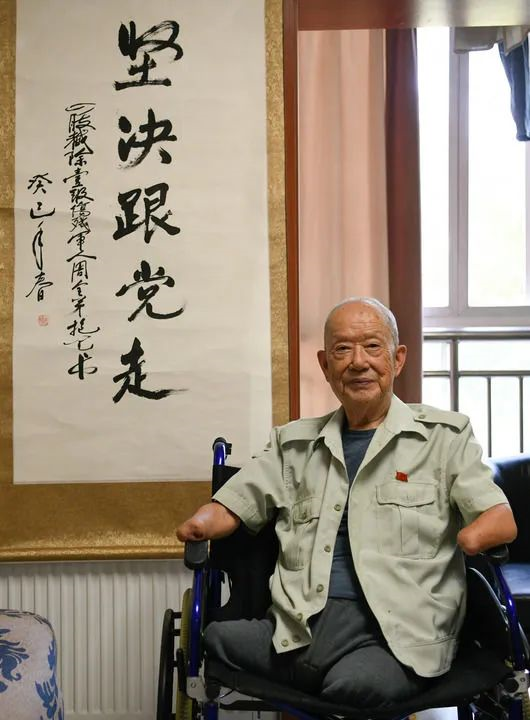 新华社：长津湖“冰雕战士”依然“抱笔”在战斗
