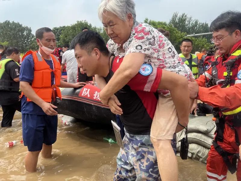 勇挑重担风雨同心 退役军人事务系统和广大退役军人奋战抗洪抢险救灾一线