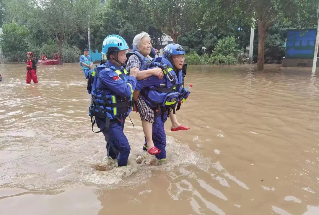 勇挑重担风雨同心 退役军人事务系统和广大退役军人奋战抗洪抢险救灾一线