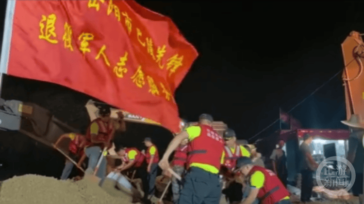 洞庭湖畔，退役官兵在大坝席地而眠-