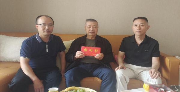 “八一”走访送关怀&#32;情系军休暖人心
