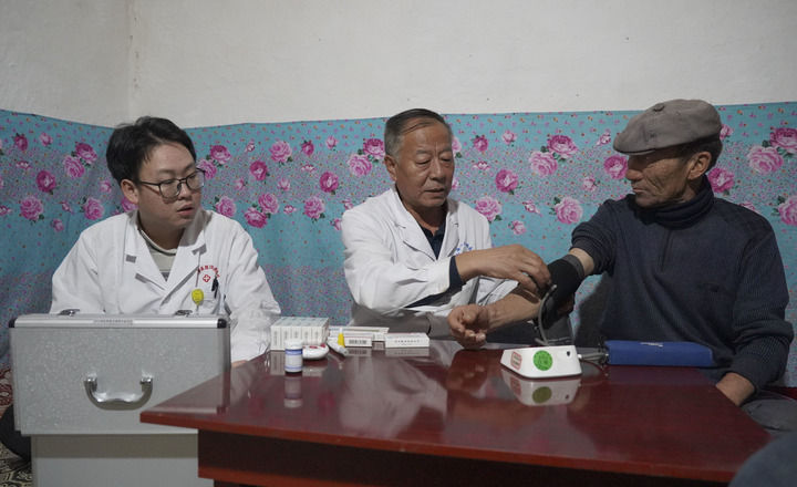 行医边疆爱无疆——记坚守深山牧区37载的“健康守护人”李琳